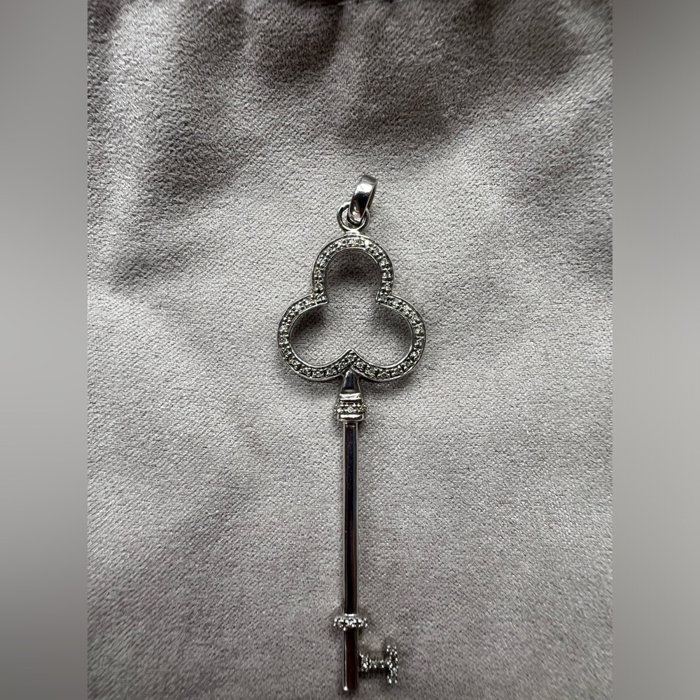 925 Sterling Silver and diamond key charm pendant - Picture 4 of 10